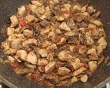 Selymes paradicsomos-gombás csirkeragu recept fázis 5 fotója