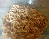 Foto langkah ke 3 dari resep Omelet mie sederhana.
