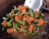 Foto langkah ke 5 dari resep Tumis Ceria (Wortel dan Brokoli).