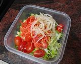 Foto del paso 3 de la receta: Tupper de ensalada con banderilla de pavo, mozzarella y pera