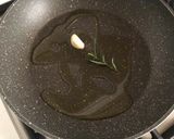 Foto del passaggio 4 della ricetta Paccheri ondulati con branzino e crema di zucchine e basilico