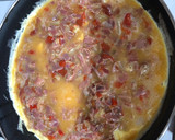 Foto del paso 3 de la receta: Tortilla de jamón con cebolla y pimientos rojo