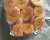 A picture of step 1 of Frozen Raspberry and Banana Smoothie.