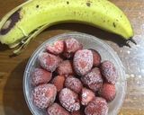 Foto langkah ke 1 dari resep Banana Strawberry Smoothie.