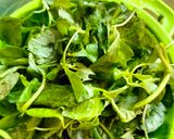 Foto langkah ke 1 dari resep Sayur Bening Bayam Gambas.