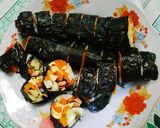 Hình bước làm 4 của món Kimbap eat clean nhiều rau củ ít cơm ♥️♥️♥️