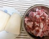 A picture of step 1 of Braised Pork Ribs with Daikon.