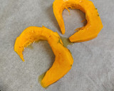 Foto del paso 3 de la receta: Tostadas de cebolla caramelizada, calabaza, queso y nueces