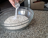Foto del paso 3 de la receta: Coca salada con escalivada, huevo duro, atún... (con lo que prefieras)