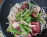 รูปขั้นตอนการทำที่ 2 ของ ถั่วงอกผัดเลือดหมู