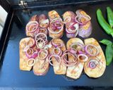 Une image de l'étape 9 de Aubergines graffiti, piments et oignon rouge marinés grillés à la plancha.