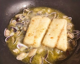 Foto del paso 3 de la receta: Merluza con coquinas