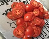 Une image de l'étape 4 de Salade de tomates à la mozzarella, basilic et fleurs de ciboulette.