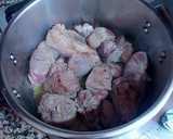Foto del paso 5 de la receta: Cordero guisado en salsa reducida de dos cebollas con pasas