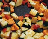 Foto del paso 1 de la receta 🥒 Verduras asadas con huevo y cottage 🧀