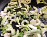 Foto del paso 2 de la receta: Fideos de arroz con salsa de apio, atún y aceitunas