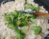 Foto langkah ke 6 dari resep Broccoli Chicken Mac and Cheese.