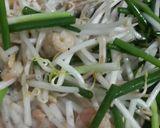 A picture of step 8 of Stir-fried Bean Sprouts and Prawns with Salt and Garlic.