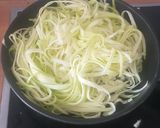 Foto del paso 3 de la receta: Falso tallarín con verduras y pollo al pesto