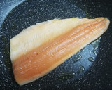 Foto del paso 2 de la receta: Trucha asalmonada a la plancha