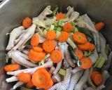 Foto del paso 4 de la receta: Caldo de patitas de pollo