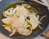 Foto del paso 2 de la receta Chipirones encebollados con pimientos verdes italianos