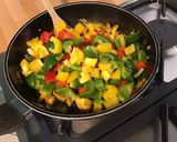 Une image de l'étape 7 de Poulet au curry,poivrons tricolores et pruneaux.
