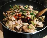 Foto del paso 3 de la receta: Pollo agridulce con habas, espinaca, champiñones