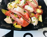 Foto del paso 1 de la receta: Ensalada de tomate, mozzarella, aguacate y anchoas, con albahaca fresca y regada con Aceite oliva