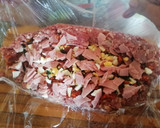 Foto del paso 4 de la receta: Rollo de carne rellena de chorizo en salsa al horno
