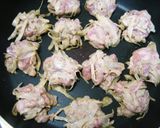 A picture of step 4 of Spicy Pork Burdock Cakes.