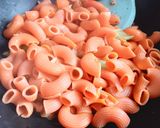 Hình bước làm 5 của món Nui Xào Cá Ngừ Hộp & Cà Chua Phủ Phô Mai