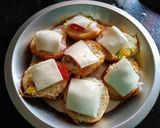 A picture of step 4 of Garlic Bun Pizzas.