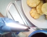 Foto del paso 5 de la receta: Alfajores con masa de coco relleno de frosting de chocolate