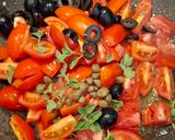 Foto del passaggio 3 della ricetta Spaghetti ai pomodorini freschi con capperi e olive