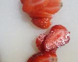 Foto langkah ke 2 dari resep Korean Fresh Strawberry Milk.