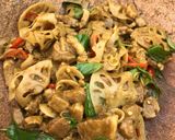 รูปขั้นตอนการทำที่ 3 ของ ผัดพริกแกงเขียวหวานหมูกับรากบัว