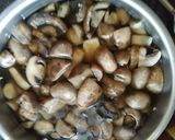 A picture of step 1 of Vegetable sukha in green curry paste.