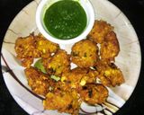 चना दाल भजिया और धनिया लहसुन की चटनी (chana dal bhajiya aur lehsun ki chutney recipe in Hindi) रेसिपी चरण 4 फोटो