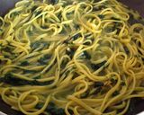 Foto del passaggio 7 della ricetta Linguine allo zafferano con ricotta al pesto di basilico e spinacini