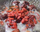 A picture of step 2 of Longan Jujube Tea.