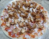 A picture of step 5 of Chicken Tikka Pizza.