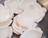Hình bước làm 1 của món Mứt dừa hoa cúc