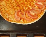 Foto del paso 4 de la receta: Pizza 🍕 con masa lista 😅