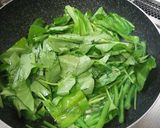 A picture of step 5 of Taiwanese Home Cooking: Stir-Fried Water Spinach and Garlic.
