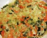 Foto del paso 3 de la receta: Explosión de verduras: frittata con ensalada 🥕🥒🥬🥚🧀