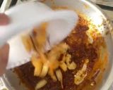 صورة لخطوة 5 من وصفة -بيض بالطماطم وجبن الحلوم 🍳😋