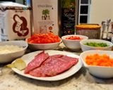 Foto del paso 1 de la receta: Escalopines de ternera en salsa de pimientos y tomate