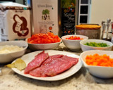 Foto del paso 1 de la receta: Escalopines de ternera en salsa de pimientos y tomate