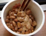 A picture of step 3 of Stir Fried Natto and Chopped Udon Noodles with Sesame Oil.